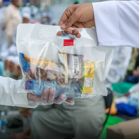 توزيع 20 طن من التمور على سفر الإفطار في المسجد الحرام