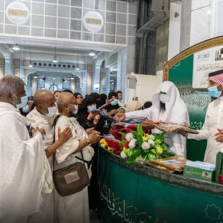 شؤون الحرمين توزع 5 آلاف هدية على قاصدي المسجد الحرام - الصورة من واس