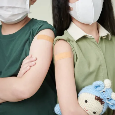 طفلان أخذا اللقاح