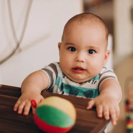 صورة لطفل يتطور في نموه الحركي وحواسه بصورة سليمة