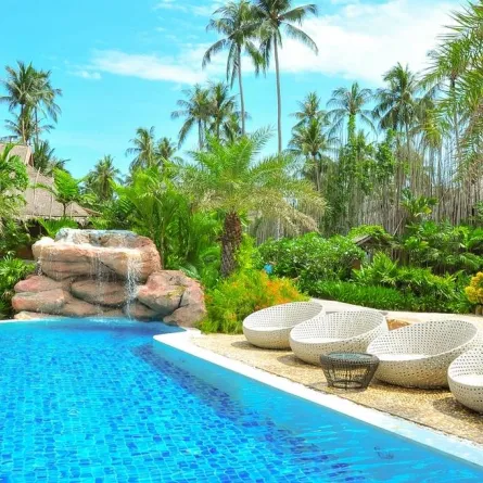 شلّال موجّه إلى بركة السباحة العصريّة، في الحديقة الخارجيّة