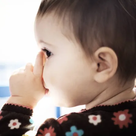 صورة لطفل يمص إبهامه