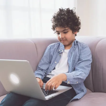 صورة لطفل يدرس