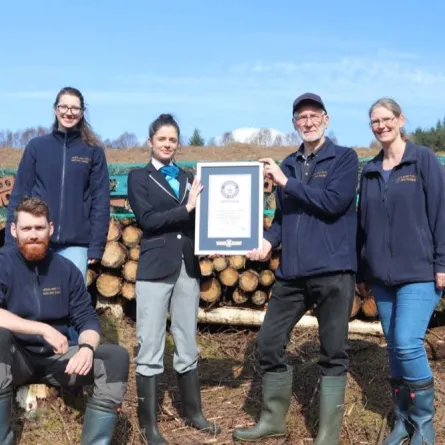 استلام جائزة موسوعة جينيس للفريق القائم على أكبر فندق بق وحشرات في العالم