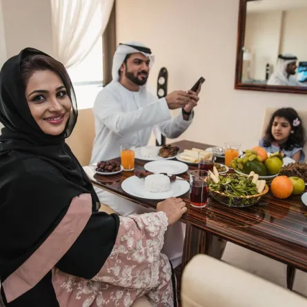 صورة لعائلة على الطعام