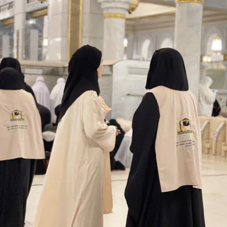 الحديث مع زائرات بيت الله ب5 لغات