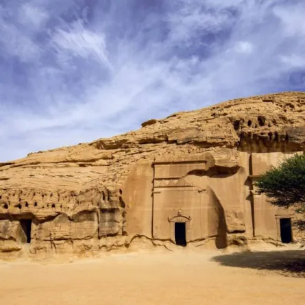 جبل البنات الذي يعد من اشهر مقابر السعودية في منطقة الحجر