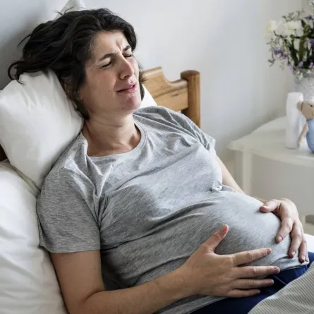 صورة لامرأة تعاني من التقلصات