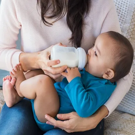 صورة لرضيع يتناول الحليب