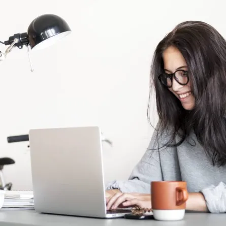 من المُفيد إجراء محادثة افتراضيّة مع زميل، اثناء وقت الاستراحة، لكسر الملل من الوظيفة