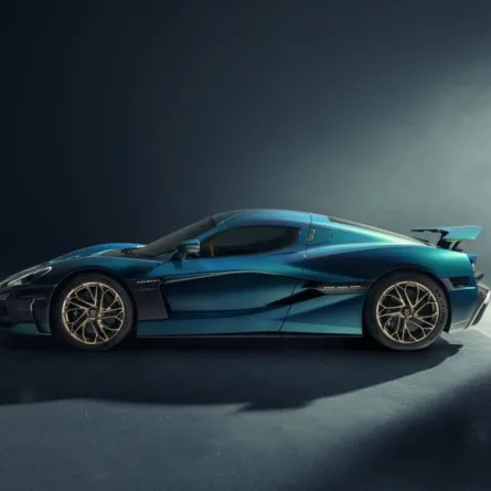 ريماك نيفيرا الخارقة، تفوز بلقب سيارة عام 2022 الكهربائية