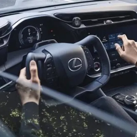 لكزس تستخدم عجلة القيادة يوكي في أول سيارة كهربائية 