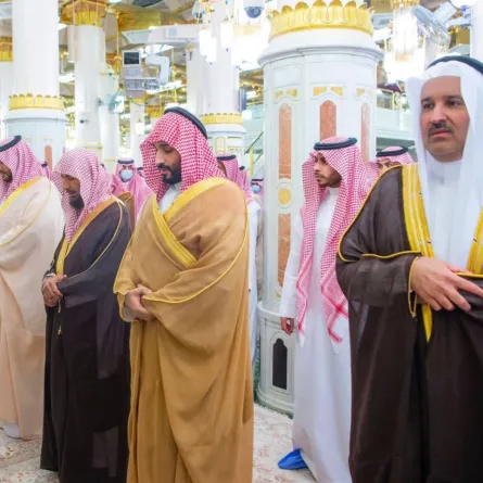 الأمير محمد بن سلمان يزور المسجد النبوي ويؤدي الصلاة في الروضة الشريفة- الصورة من واس