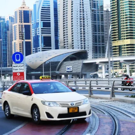 طرق دبي تعلن أن 99% من رحلات مركبات الأجرة بدون شكوى - الصورة من وام