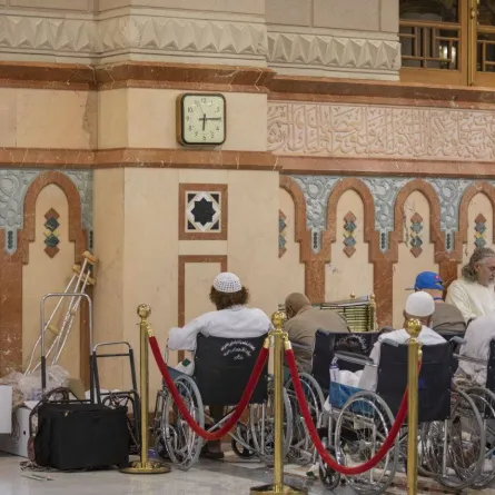 عربات يدوية وكهربائية ومصليات خاصة لكبار السن وذوي الإعاقة - الصورة من حساب وكالة الرئاسة العامة لشؤون المسجد النبوي على تويتر