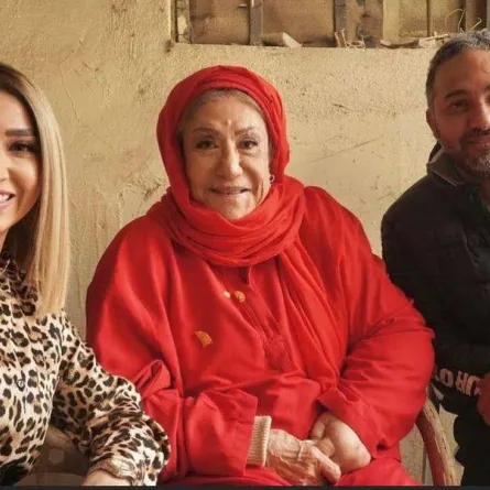 سميحة أيوب والمخرج رؤوف عبد العزيز وروجينا في كواليس مسلسل انحراف - الصورة من حساب روجينا