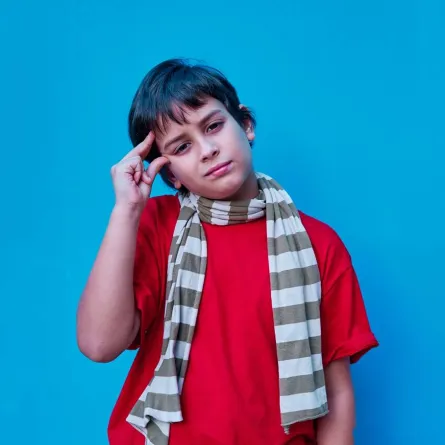 صورة لطفل محدود الذكاء