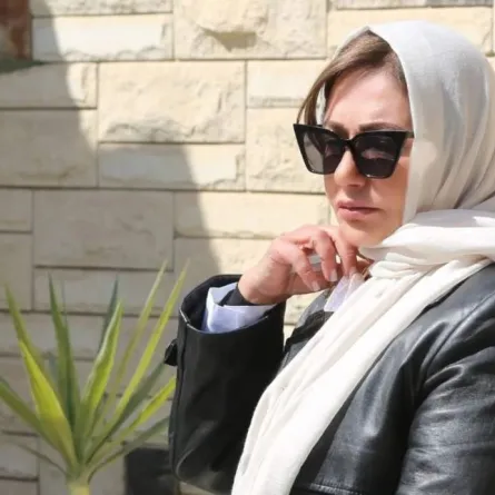 بالصور: ليلى علوي بالحجاب تقضي أول جمعة في رمضان بالمقابر