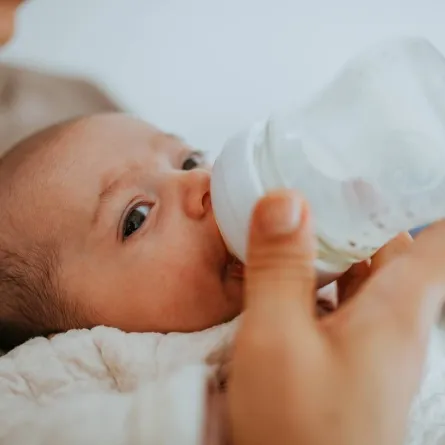 صورة لرضيع يرضع رضاعة صناعية