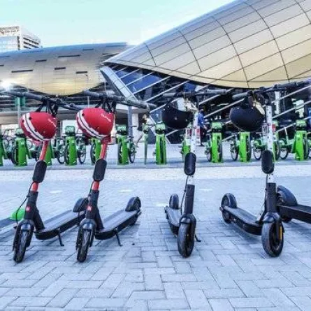 السكوترات الكهربائية. الصورة من مكتب دبي الإعلامي"