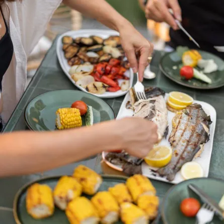 صورة لتناول الأطعمة التي تساعد على الإنجاب