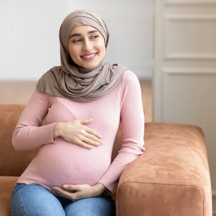 صورة لحامل تستمتع بحملها وصيامها