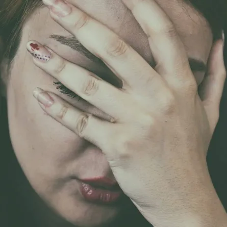 امرأة تعاني من الصداع