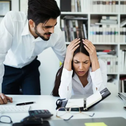 قد يحتدّ النزاع بين الموظّفين نتيجة صفات أحدهم السلبية