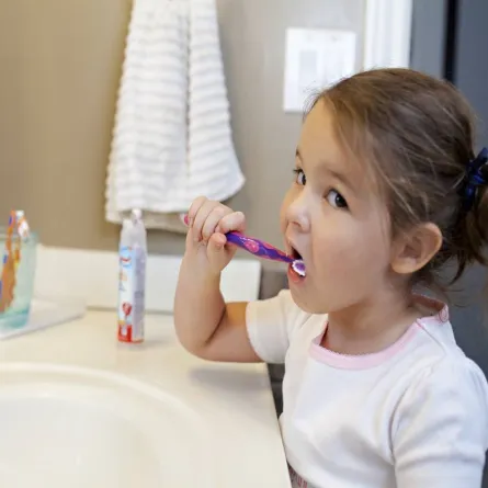 صورة لطفلة تقوم بغسل أسنانها