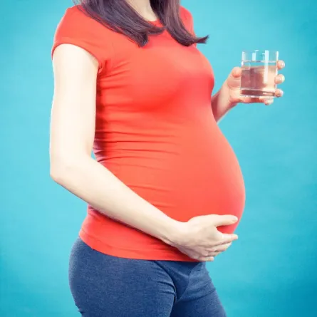 صورة لحامل تتناول الماء