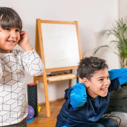 صورة لأطفال يستمتعون بالتمارين في المنزل