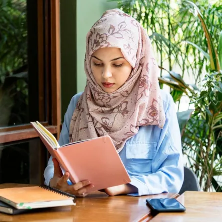 فتاة تقرأ كتاب