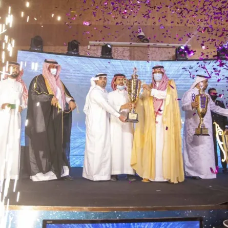 أمير منطقة حائل يتوج الفائزين بمسابقة "لمن الكأس 2022" التعليمية  - الصورة من حساب إمارة حائل على تويتر