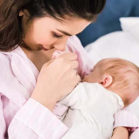 صورة لأم تحرص على الرضاعة الطبيعية