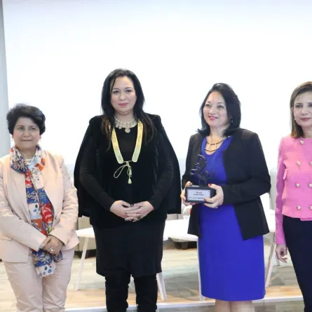 وزيرة الاسرة والمراة  تتوسط  بعض الفائزات