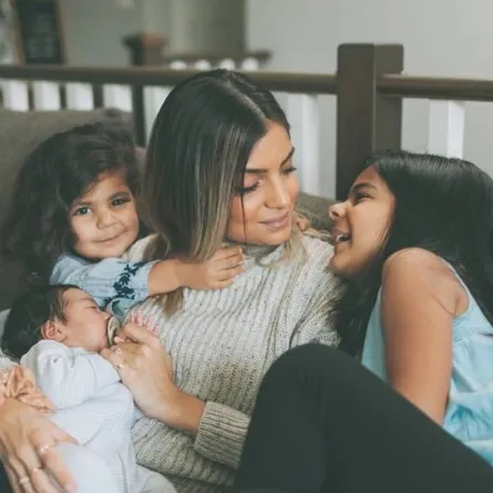 صورة توضح علاقة الأم بأطفالها