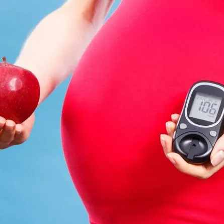 صورة لحامل تحرص على صحتها 