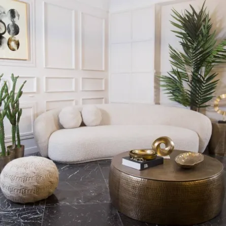 من الهامّ البعد عن اختيار الصوفا المرتفعة لمجلس منخفض السقف     