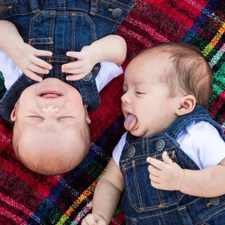 صورة لتوأم ذكور