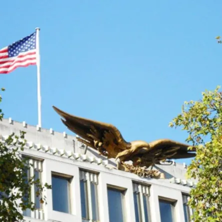 السفارة الأمريكية تعفي المواطنين بعمر 50 عاما فأكثر من المقابلة لتجديد التأشيرة السياحية