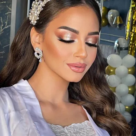 ظلال العيون النيود والجليتر من أدوات تطبيق مكياج معدني لامع للعروس–الصورة من صفحة خبير التجميل علاء التونسي على إنستغرام