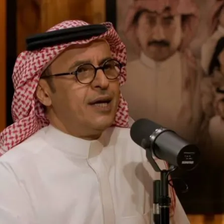 الفنان عبد  الإله السناني - لقطة شاشة من برنامج " بودكاست" على قناة mbc