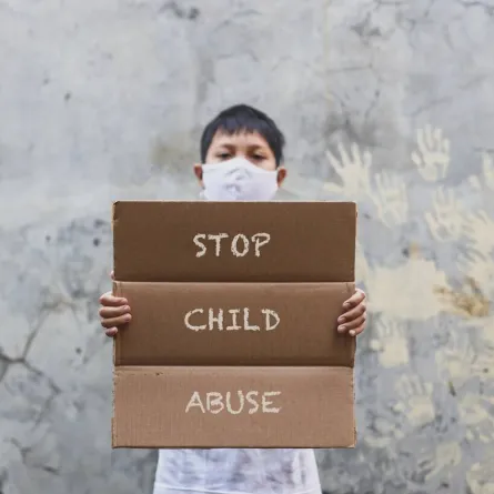 صورة لطفل يطالب بوقف الإيذاء