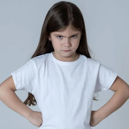 صورة لطفلة صغيرة عنيدة