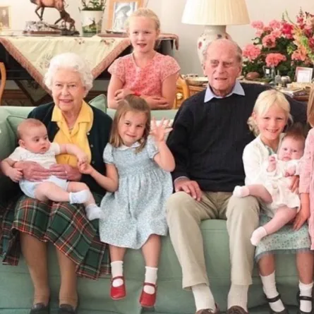 الملكة إليزابيث مع زوجها الراحل الأمير فيليب وأحفادهما 