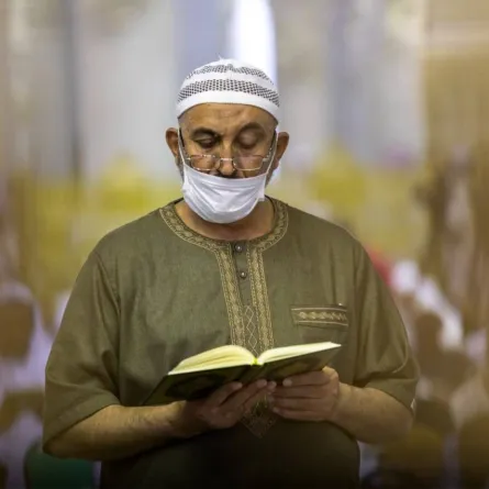معتمر يقرأ القرآن في المسجد الحرام - الصورة من موقع رئاسة شؤون الحرمين