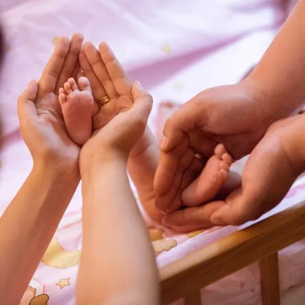 صورة تعبيرية عن العناية بالمولود