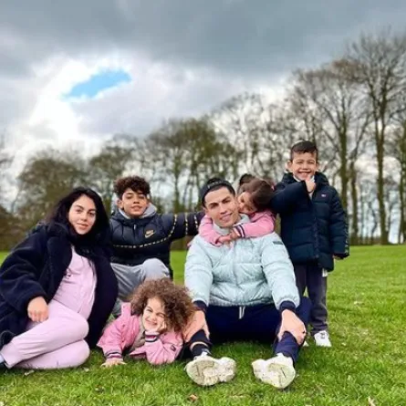 عائلة كريستياتو رونالدو - الصورة من حسابه في انستغرام