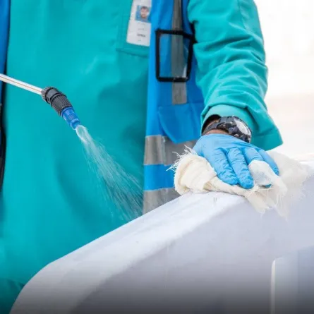 (70) فرقة عمل على مدار الساعة لتعقيم المسجد الحرام