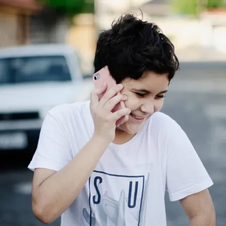 صورة لطفل يتكلم عبر الهاتف